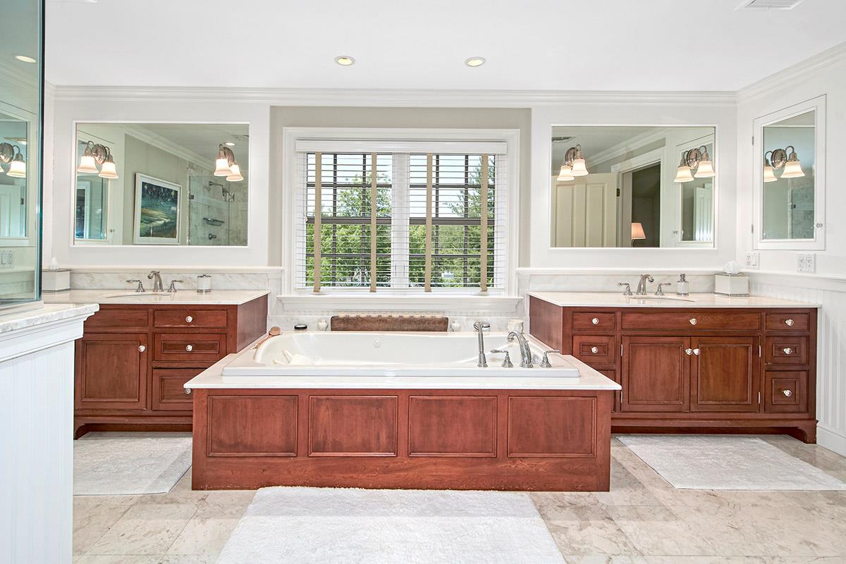 Chappaqua, New York 10514, United States, 4 Bedrooms Bedrooms, ,7 BathroomsBathrooms,Residential,Pending,142642