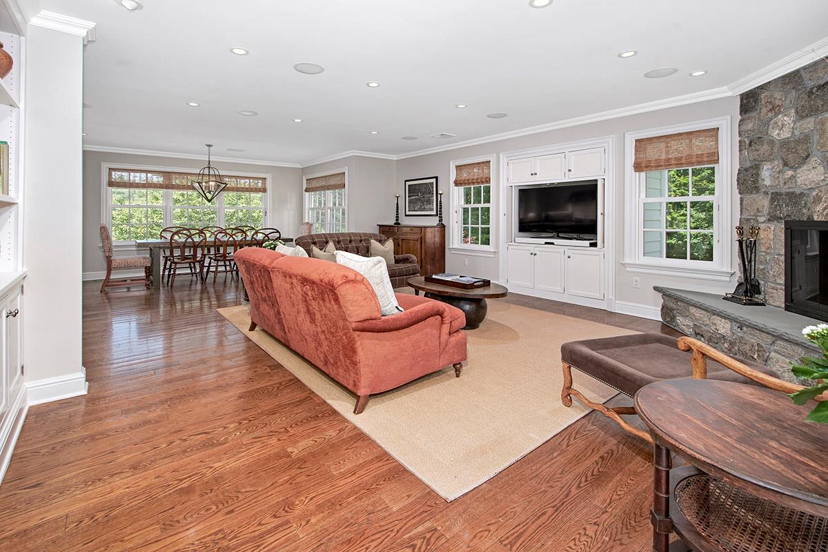 Chappaqua, New York 10514, United States, 4 Bedrooms Bedrooms, ,7 BathroomsBathrooms,Residential,Pending,142642