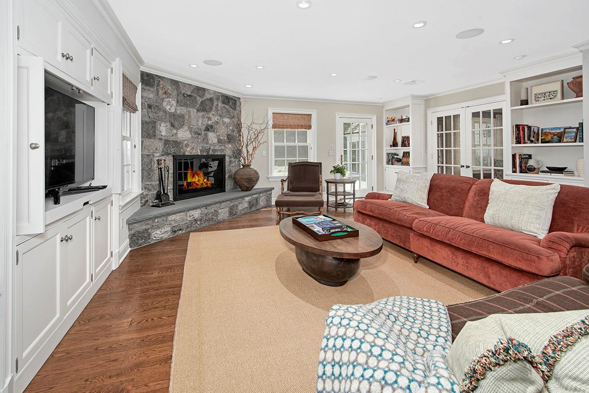 Chappaqua, New York 10514, United States, 4 Bedrooms Bedrooms, ,7 BathroomsBathrooms,Residential,Pending,142642