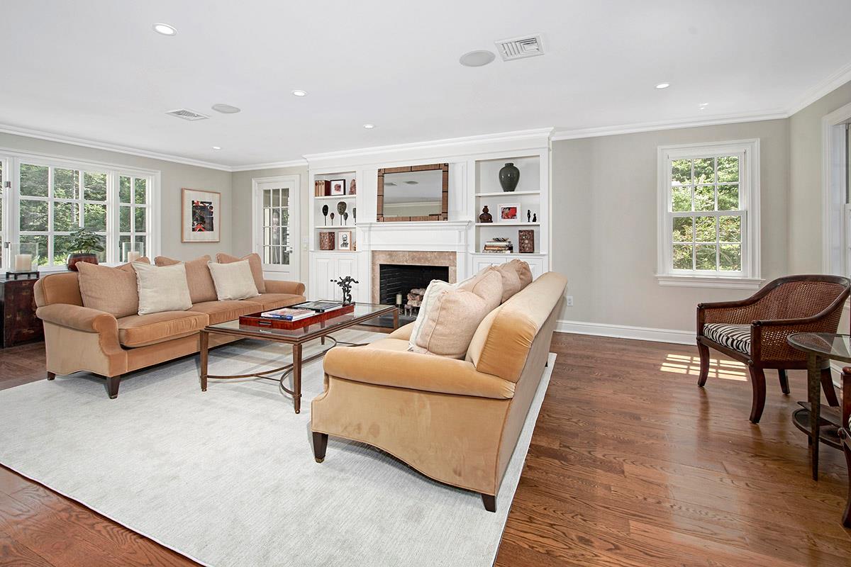 Chappaqua, New York 10514, United States, 4 Bedrooms Bedrooms, ,7 BathroomsBathrooms,Residential,Pending,142642