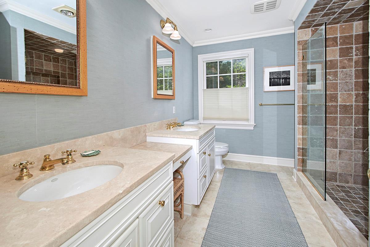 Chappaqua, New York 10514, United States, 4 Bedrooms Bedrooms, ,7 BathroomsBathrooms,Residential,Pending,142642