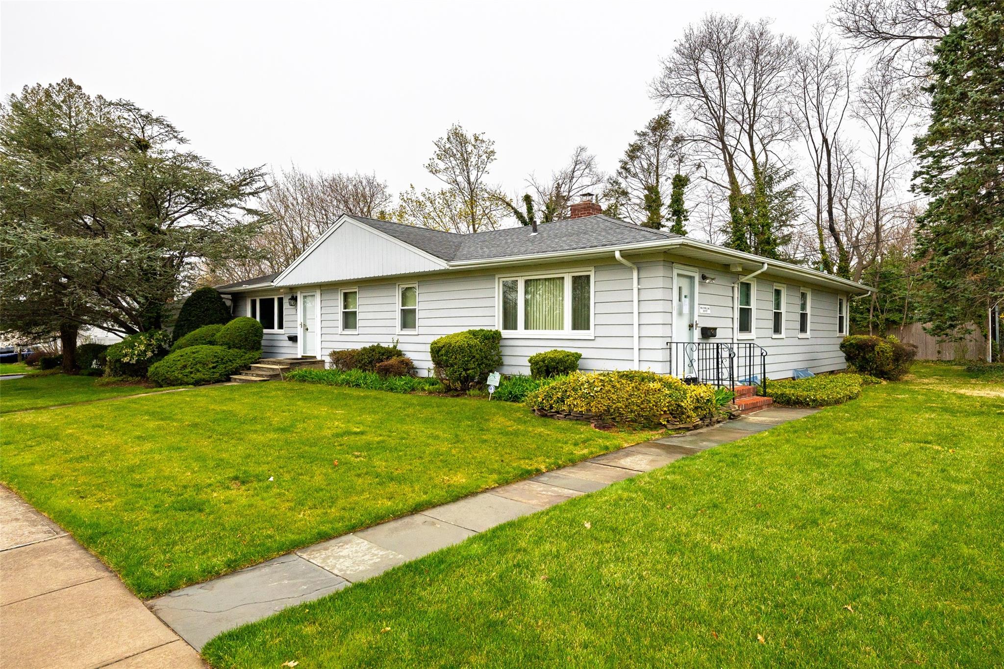 1 Hawthorne Road, East Norwich, New York image 1