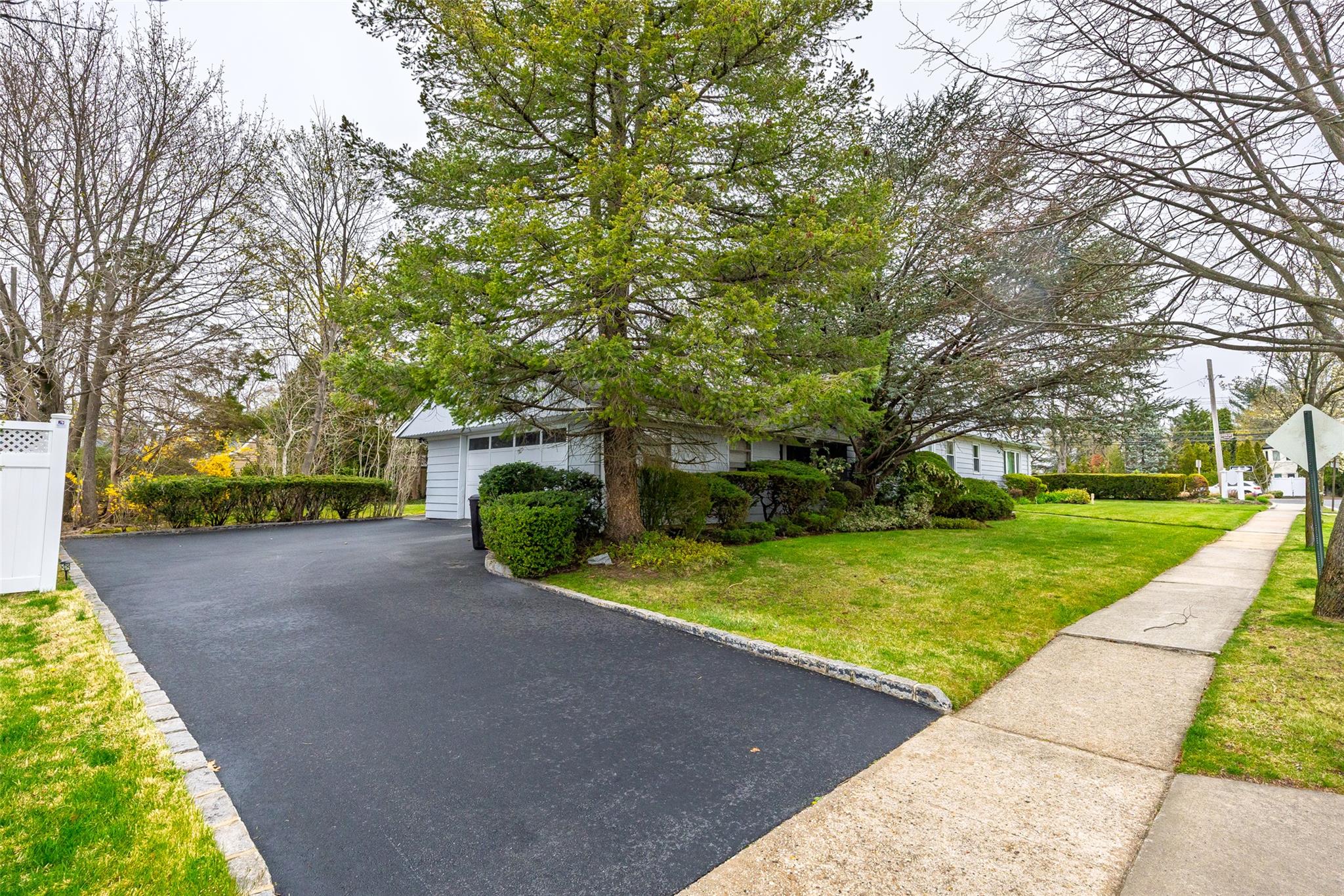 1 Hawthorne Road, East Norwich, New York image 4