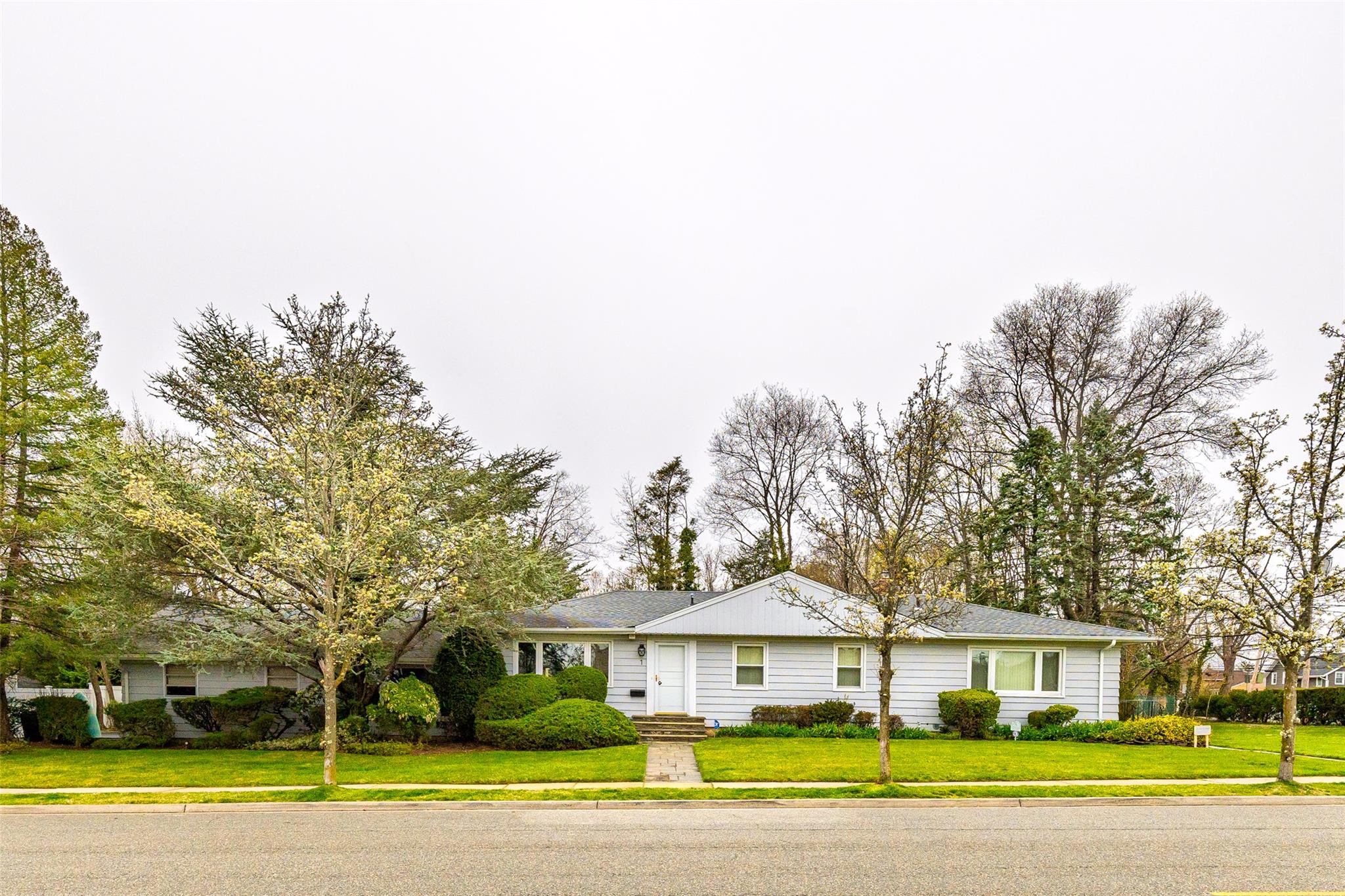 1 Hawthorne Road, East Norwich, New York image 2