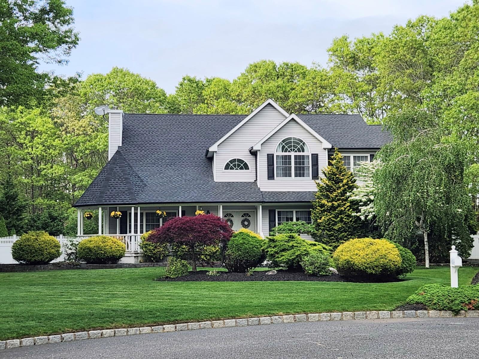Palace Court, Manorville, Hamptons, NY - 5 Bedrooms  
3 Bathrooms - 