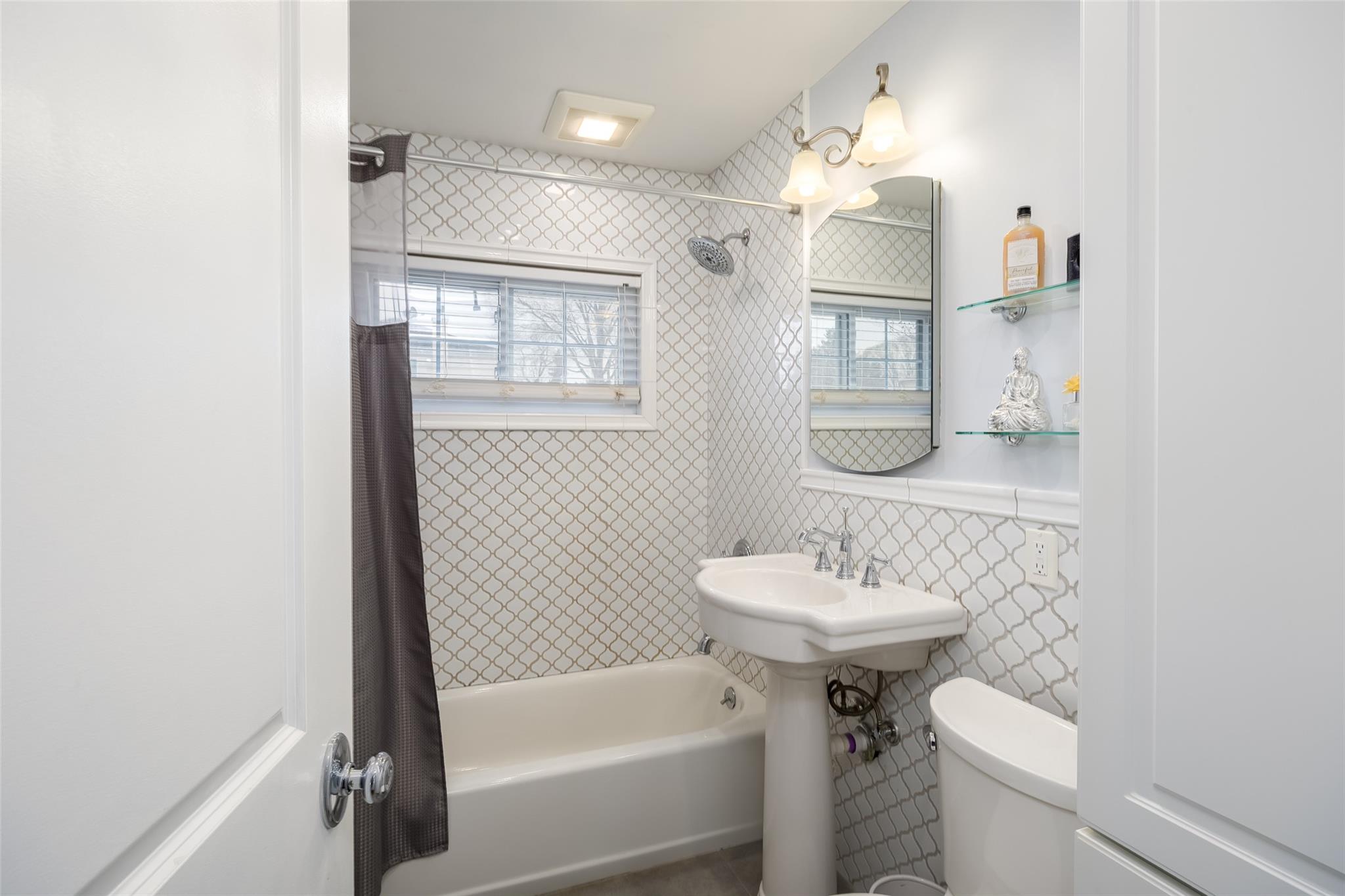 9 Tiptop Lane, Hicksville, New York image 18