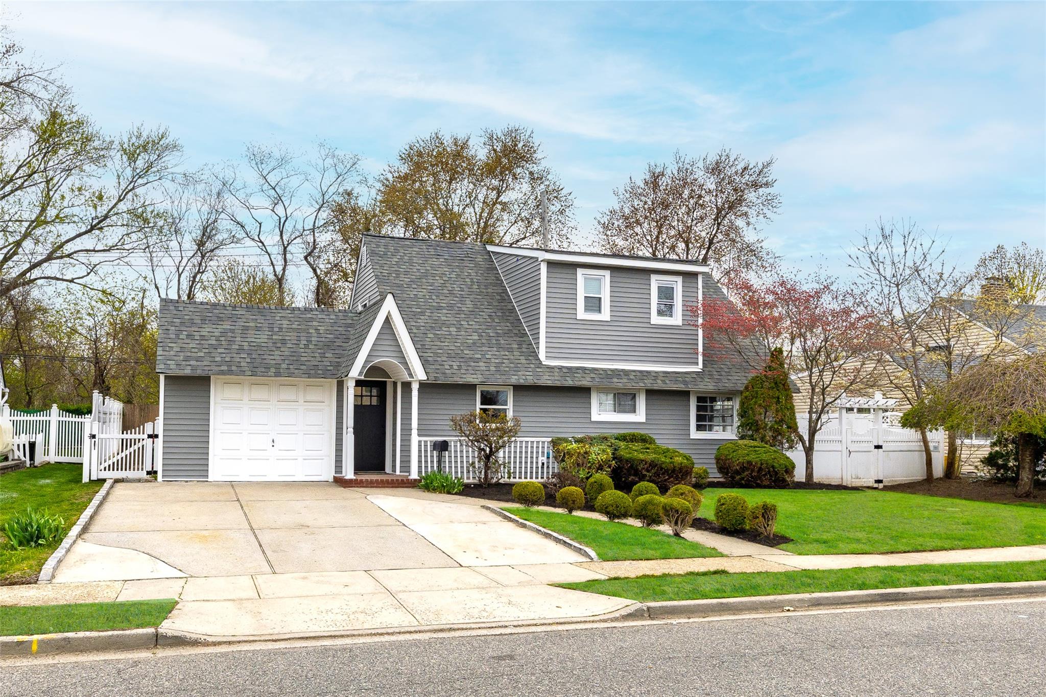 9 Tiptop Lane, Hicksville, New York image 2