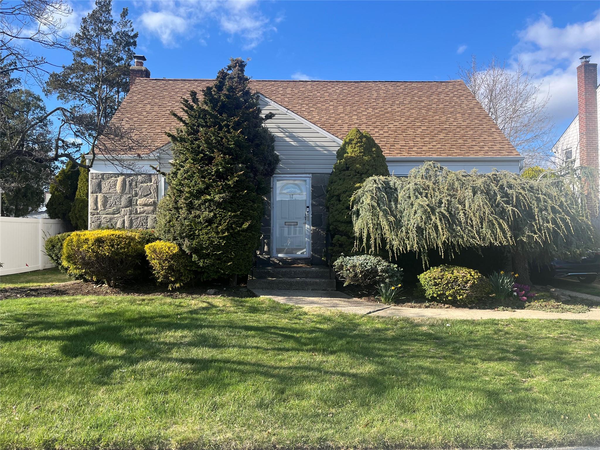 12 Jamaica Avenue, Plainview, New York image 1
