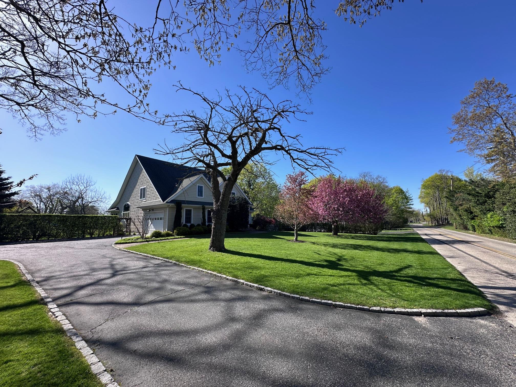 New Suffolk Road, New Suffolk, Hamptons, NY - 4 Bedrooms  
3 Bathrooms - 