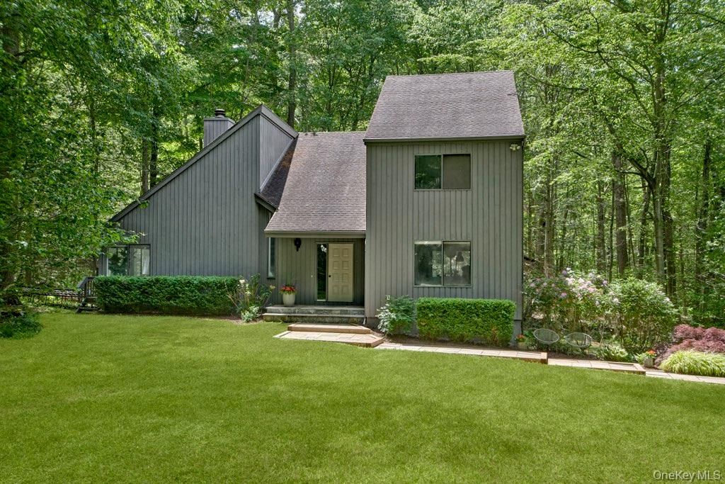 Photo of 10 Bisbee Lane, South Salem, NY 10590 (MLS # 976692)