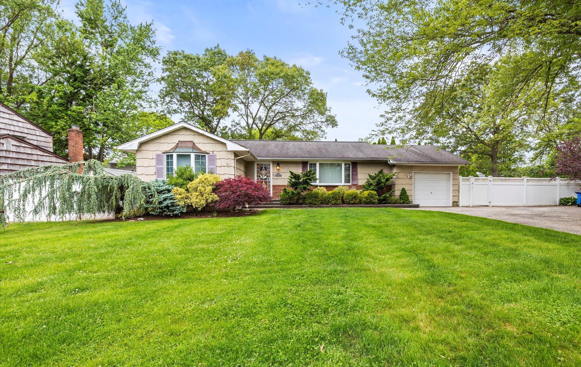 11 Gilford Court, Melville, New York image 1