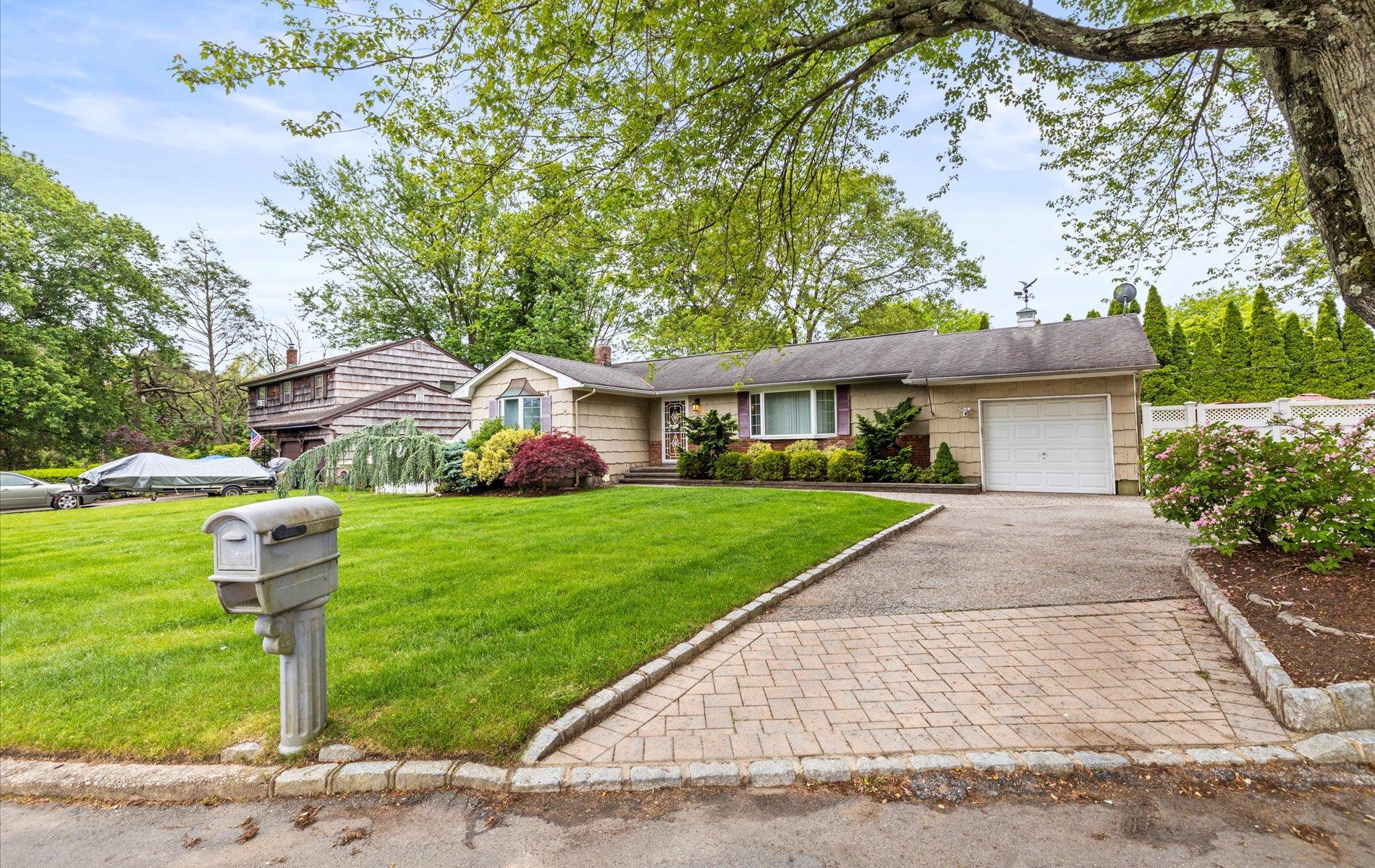 11 Gilford Court, Melville, New York image 2