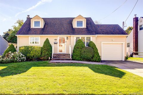 Photo of 35 Jackson Avenue, Bethpage, NY 11714 (MLS # 927501)
