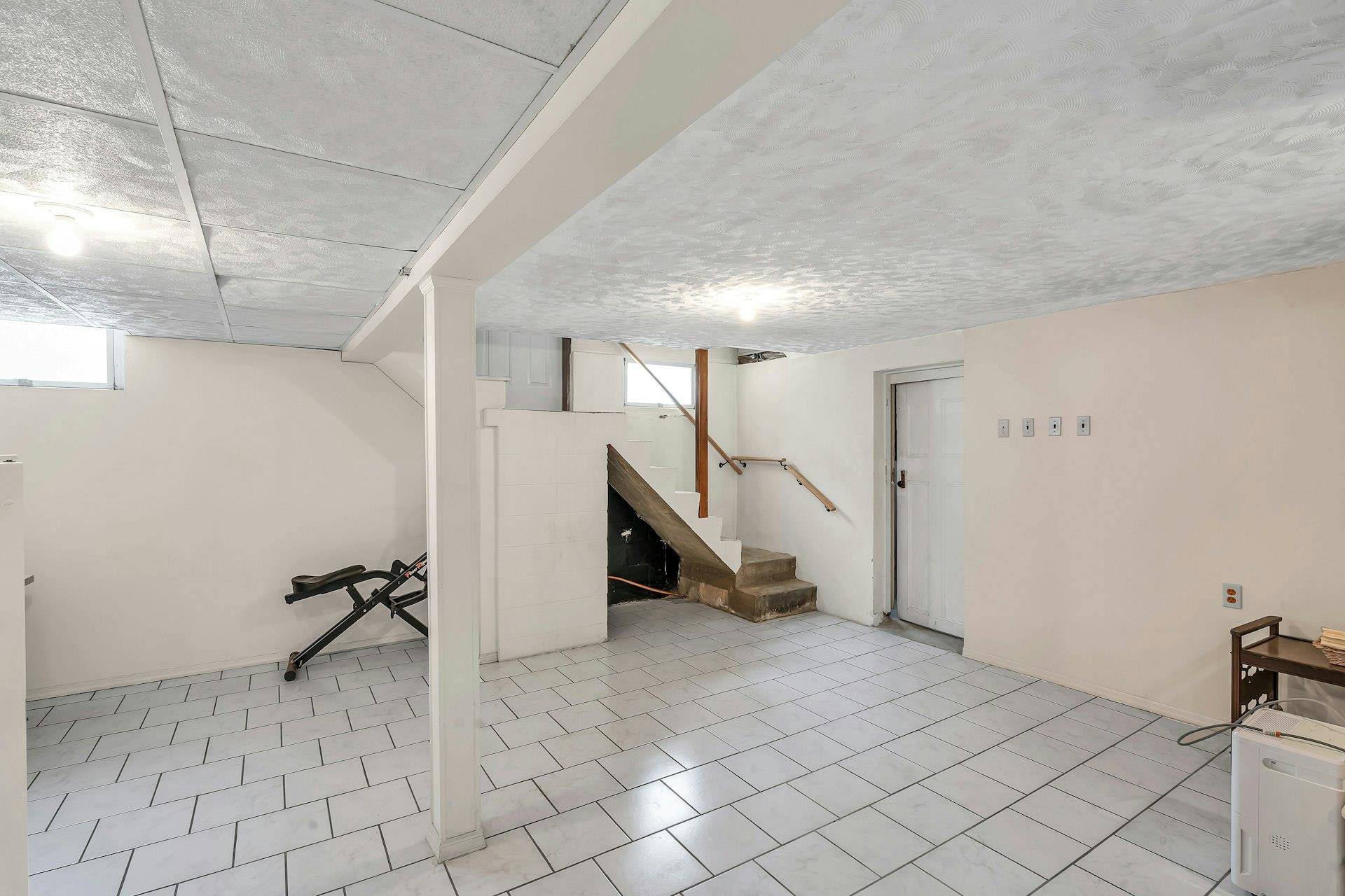 27 Russell Street, Roslyn Heights, New York image 22