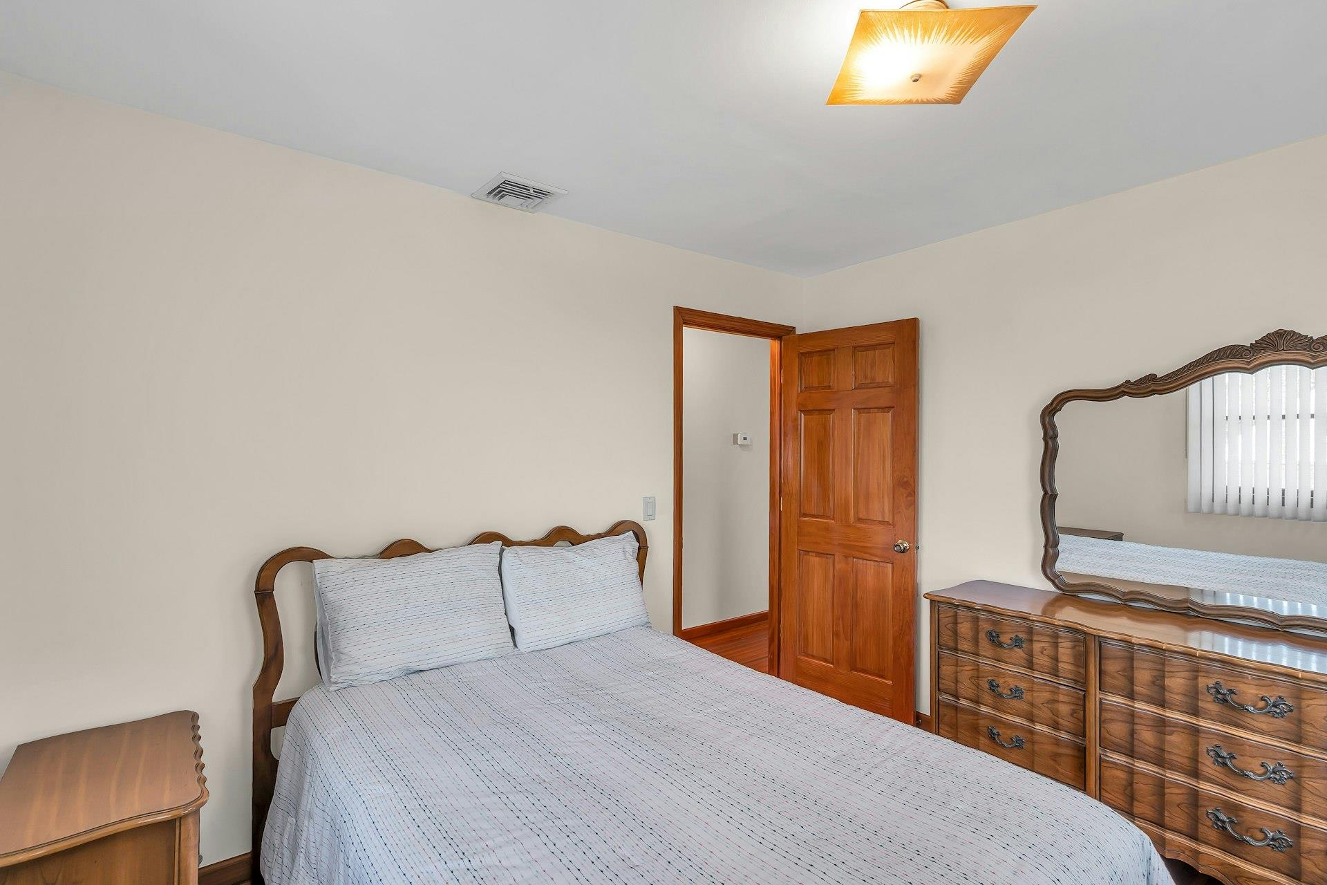 27 Russell Street, Roslyn Heights, New York image 15