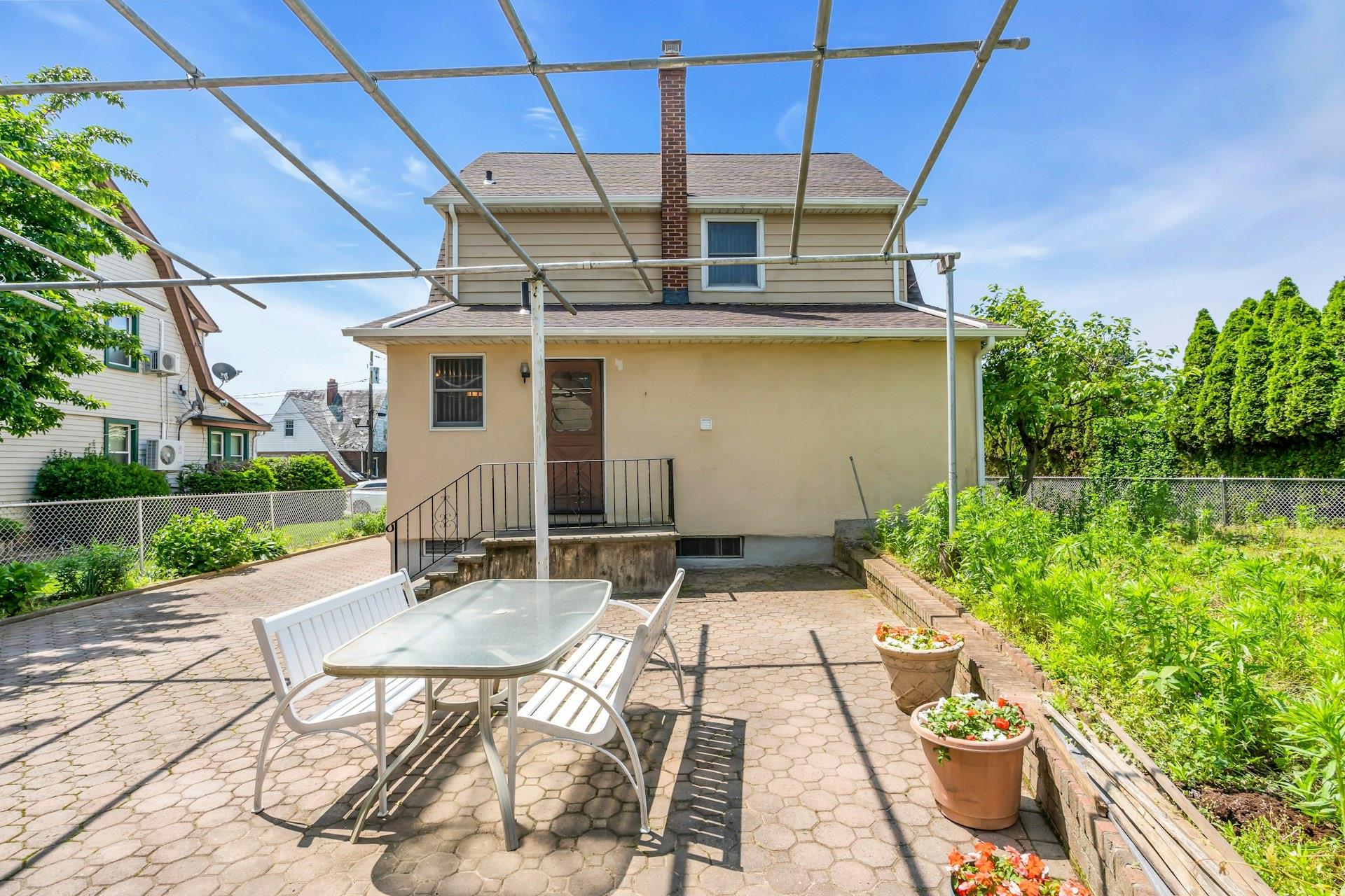 27 Russell Street, Roslyn Heights, New York image 25