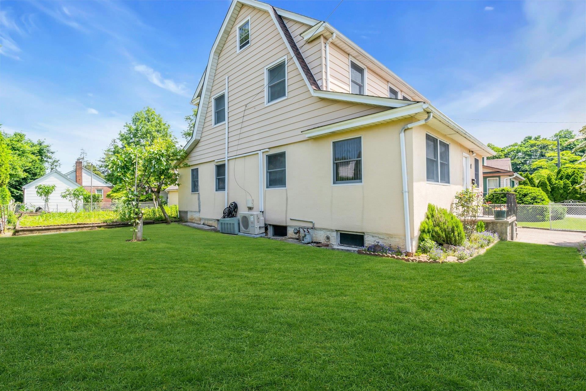 27 Russell Street, Roslyn Heights, New York image 28