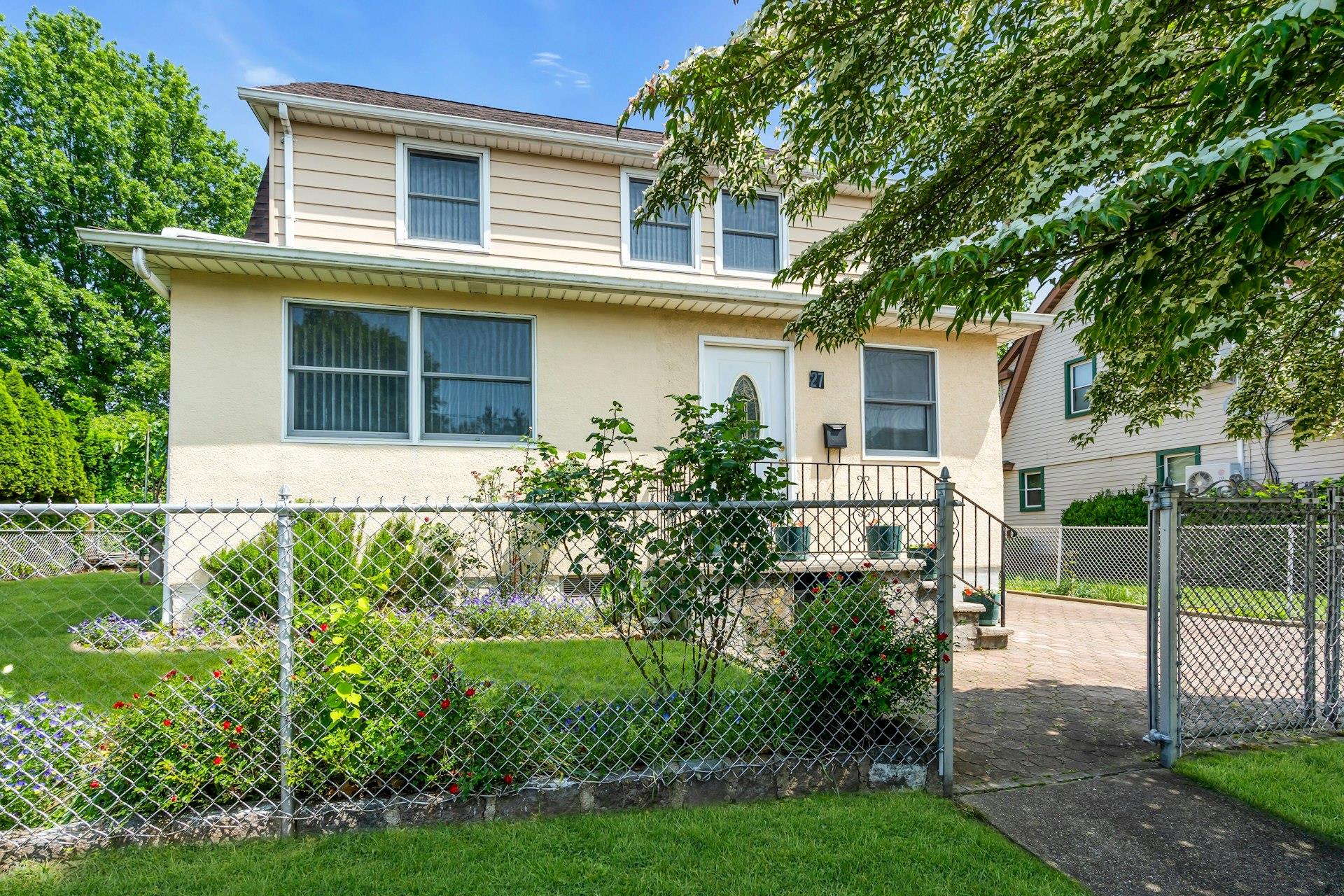 27 Russell Street, Roslyn Heights, New York image 1