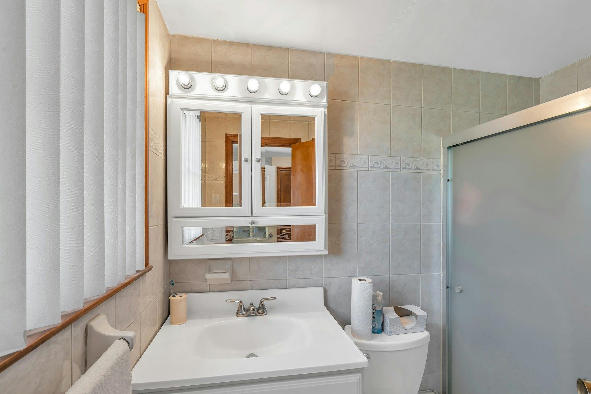 27 Russell Street, Roslyn Heights, New York image 18