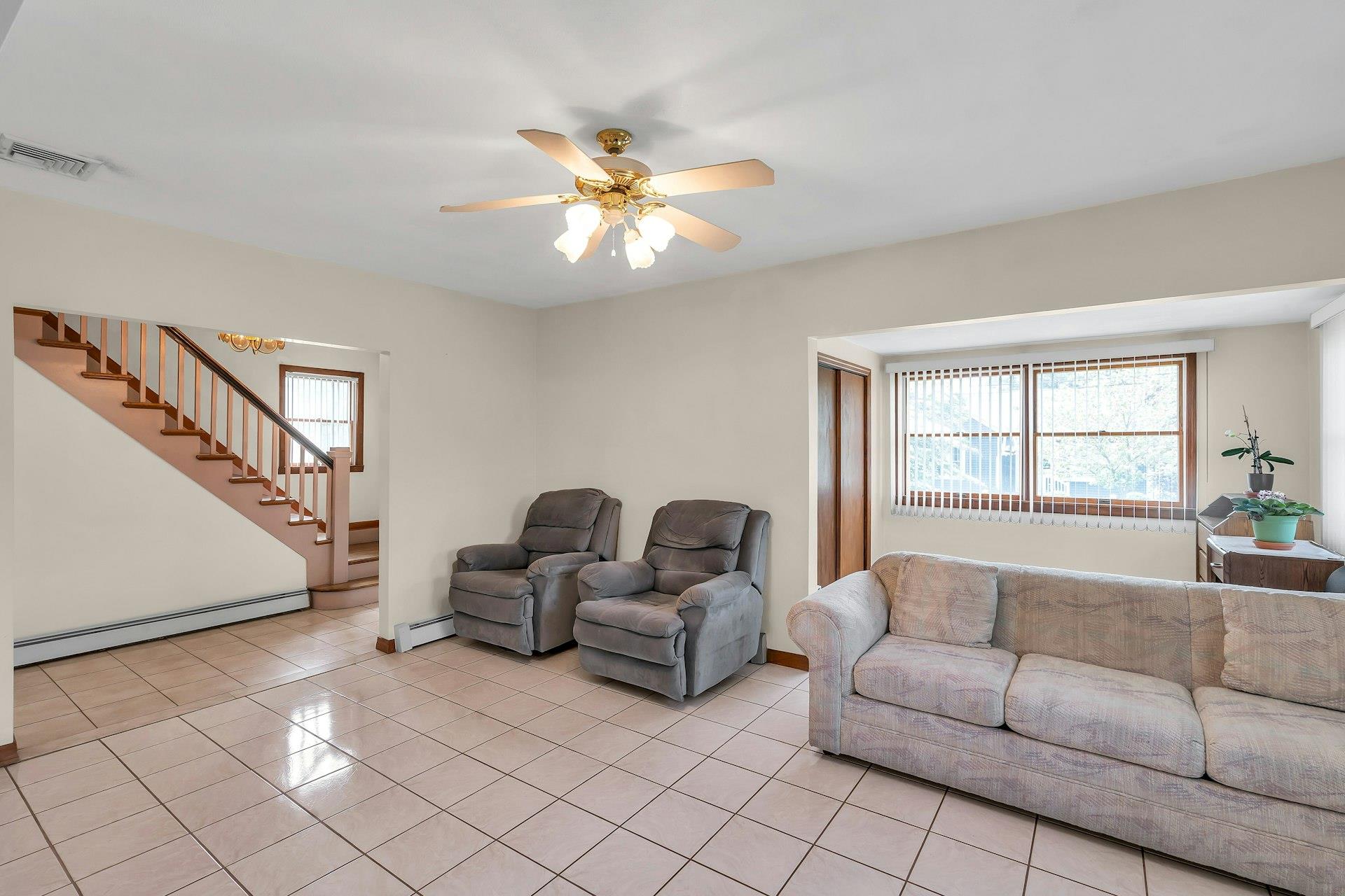 27 Russell Street, Roslyn Heights, New York image 5