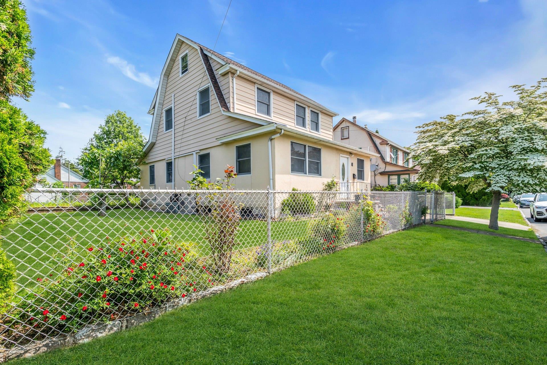 27 Russell Street, Roslyn Heights, New York image 2