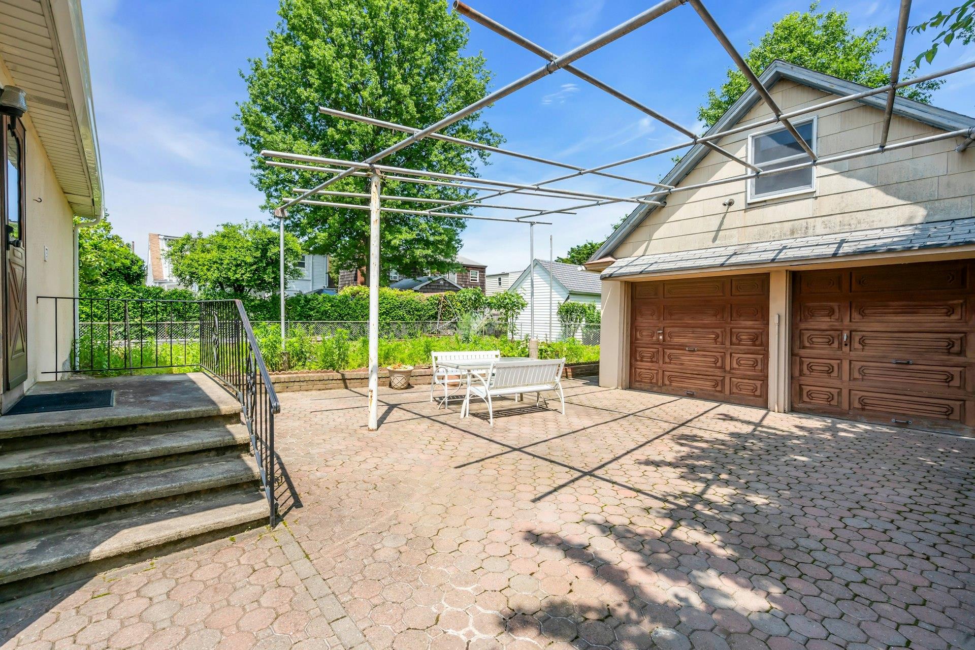 27 Russell Street, Roslyn Heights, New York image 24