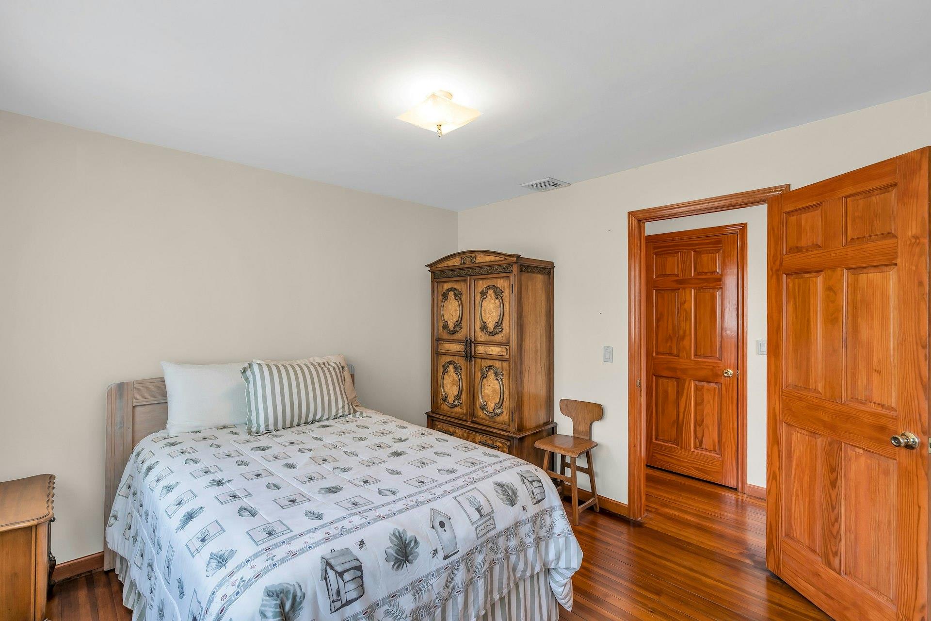 27 Russell Street, Roslyn Heights, New York image 13