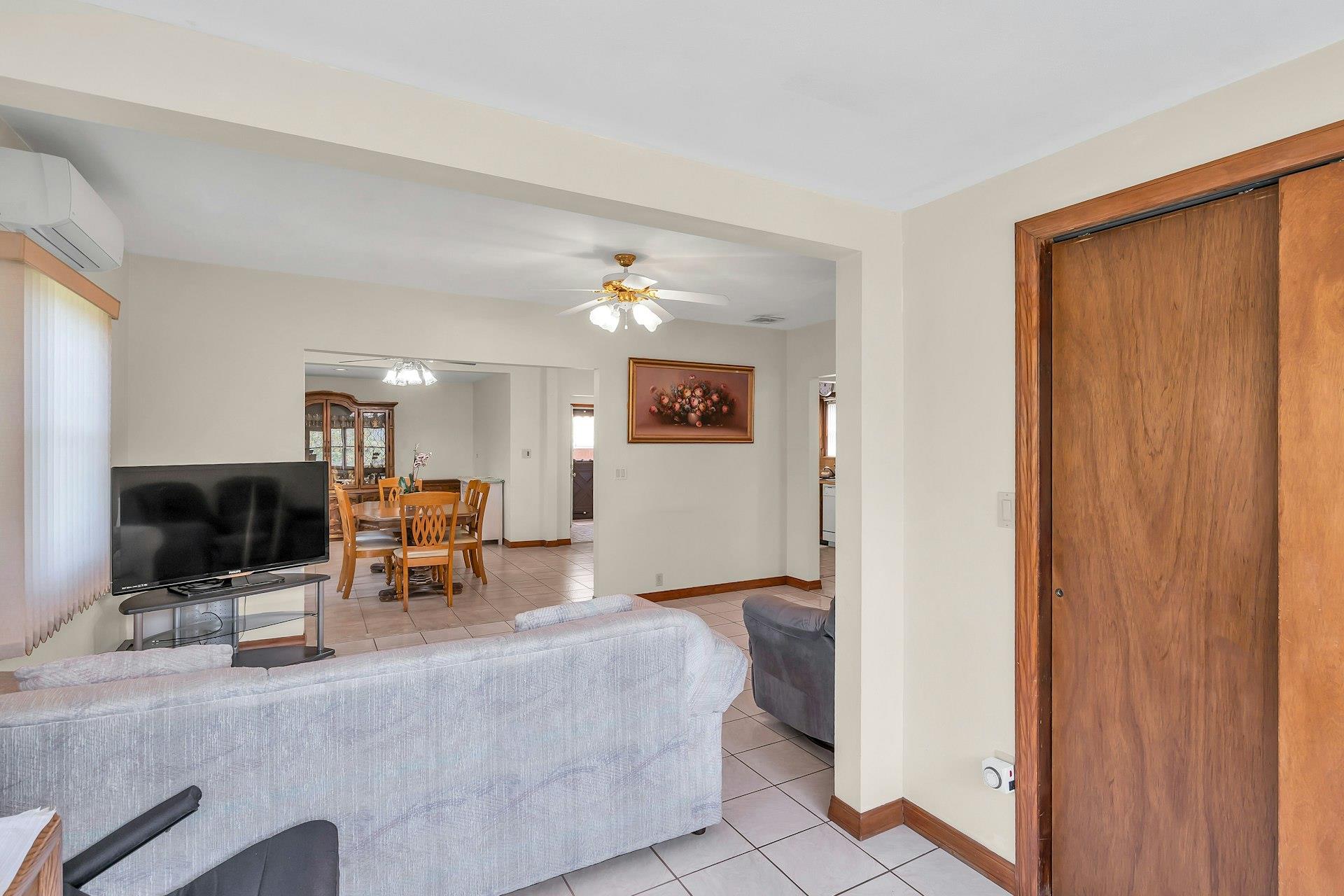 27 Russell Street, Roslyn Heights, New York image 4
