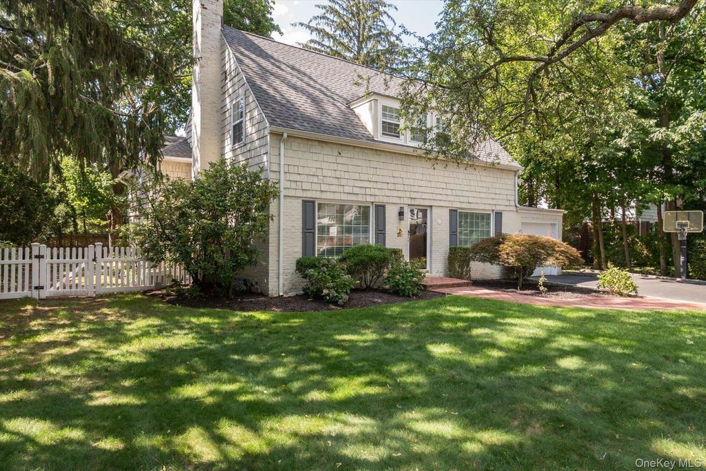 Photo of 151 Milburn Lane, East Hills, NY 11577 (MLS # 946140)