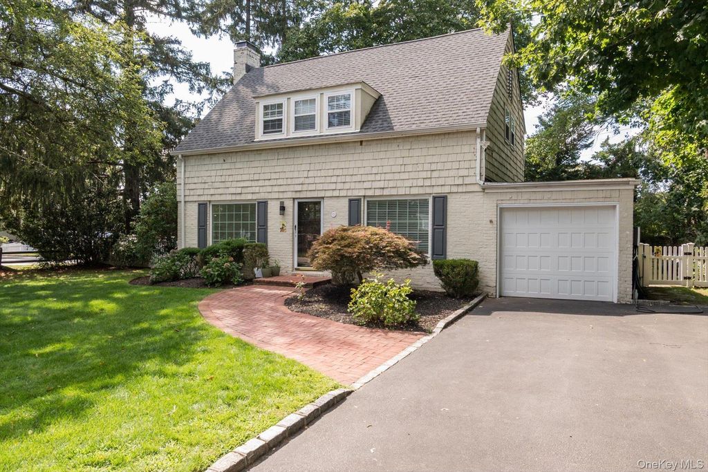 Photo of 151 Milburn Lane, East Hills, NY 11577 (MLS # 946140)