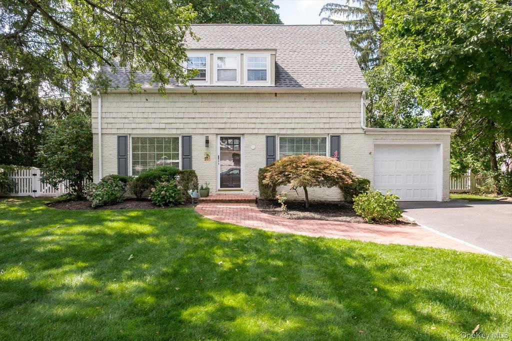 Photo of 151 Milburn Lane, East Hills, NY 11577 (MLS # 946140)