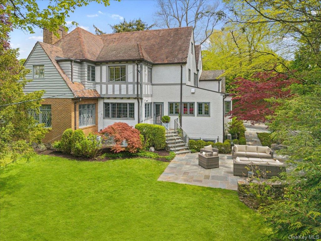 Photo of 10 Locust Ridge Road, Larchmont, NY 10538 (MLS # 975103)