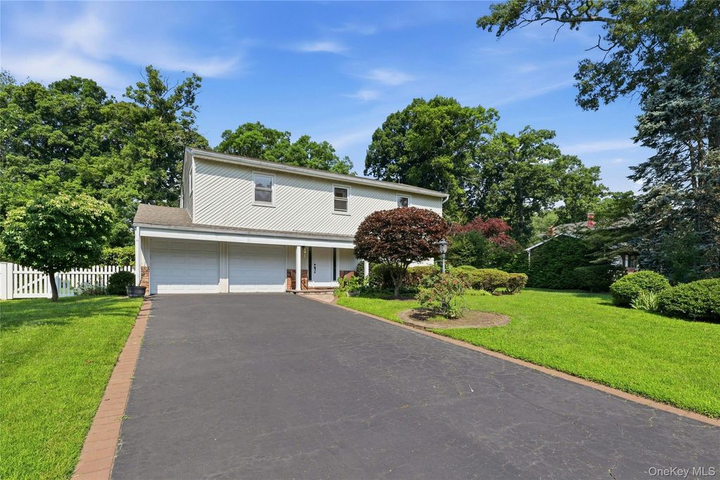 Photo of 12 Kenny Street, Hauppauge, NY 11788 (MLS # 1026950)