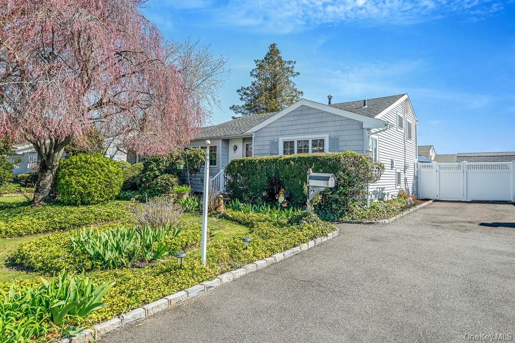 Photo of 289 W 17th Street, Deer Park, NY 11729 (MLS # 986007)