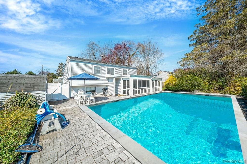 Photo of 289 W 17th Street, Deer Park, NY 11729 (MLS # 986007)