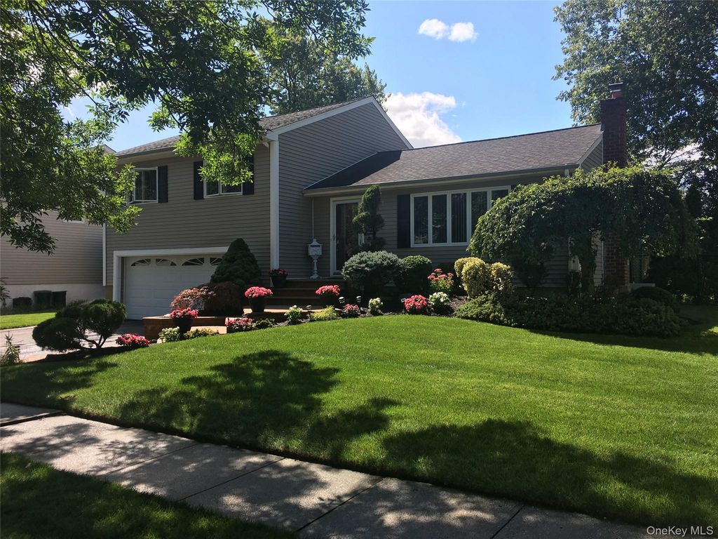 Photo of 19 Keswick Lane, Plainview, NY 11803 (MLS # 972582)