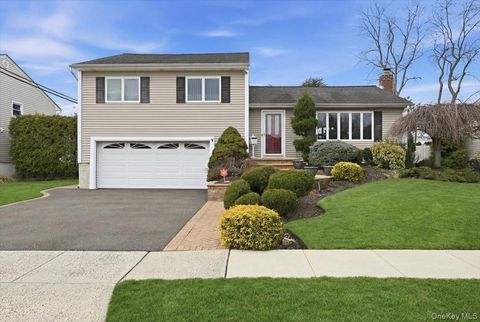 Homes For Sale - 19 Keswick Lane<br/> Plainview, NY 11803