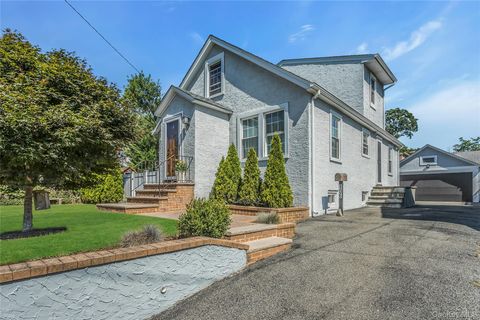 Photo of 106 Scarcliffe Drive, Malverne, NY 11565 (MLS # 903369)