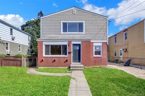 Photo of 318 Vincent Avenue, Lynbrook, NY 11563 (MLS # 920548)