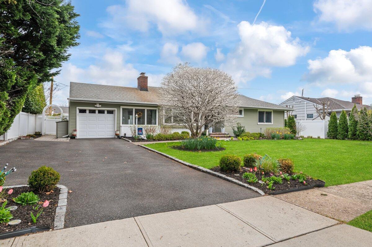 642 Salisbury Park Drive, Westbury, New York image 2
