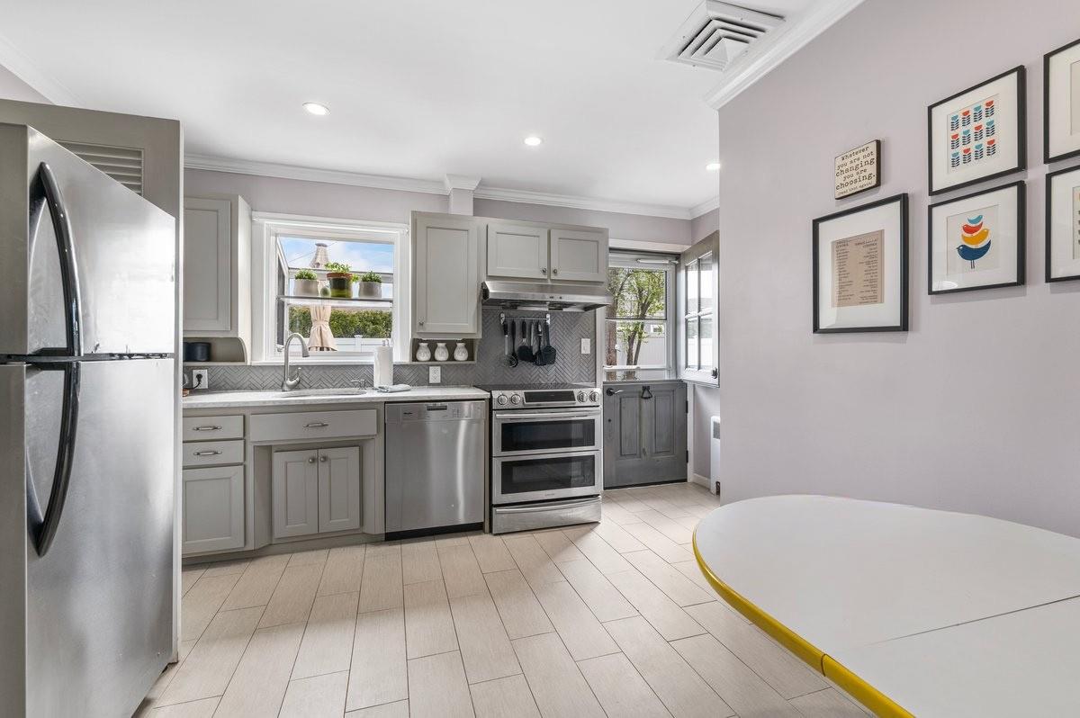 Westbury, New York 11590, United States, 3 Bedrooms Bedrooms, ,2 BathroomsBathrooms,Residential,Pending,112885