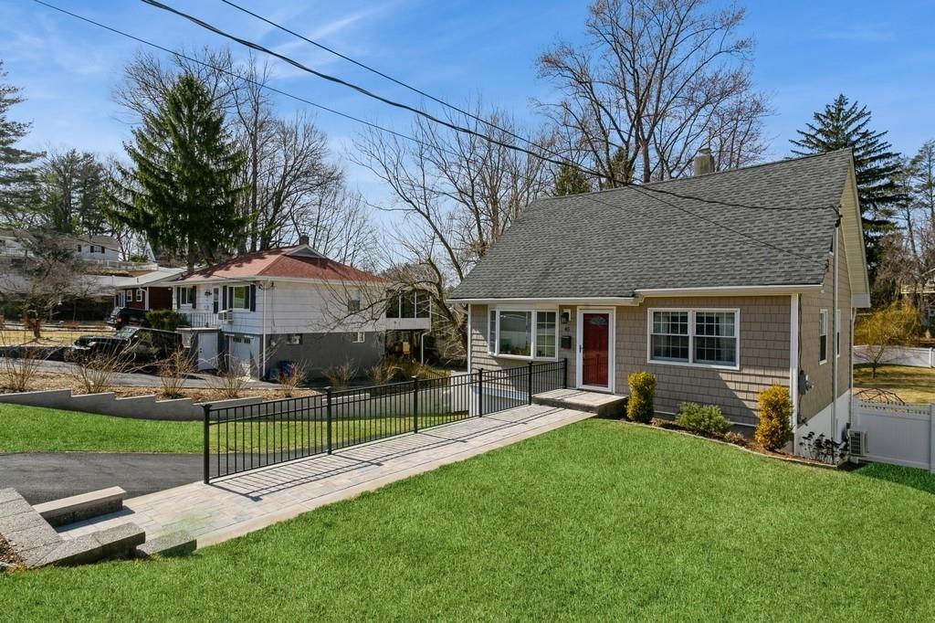 Lee Avenue, Ossining, New York - 4 Bedrooms  
2 Bathrooms  
6 Rooms - 