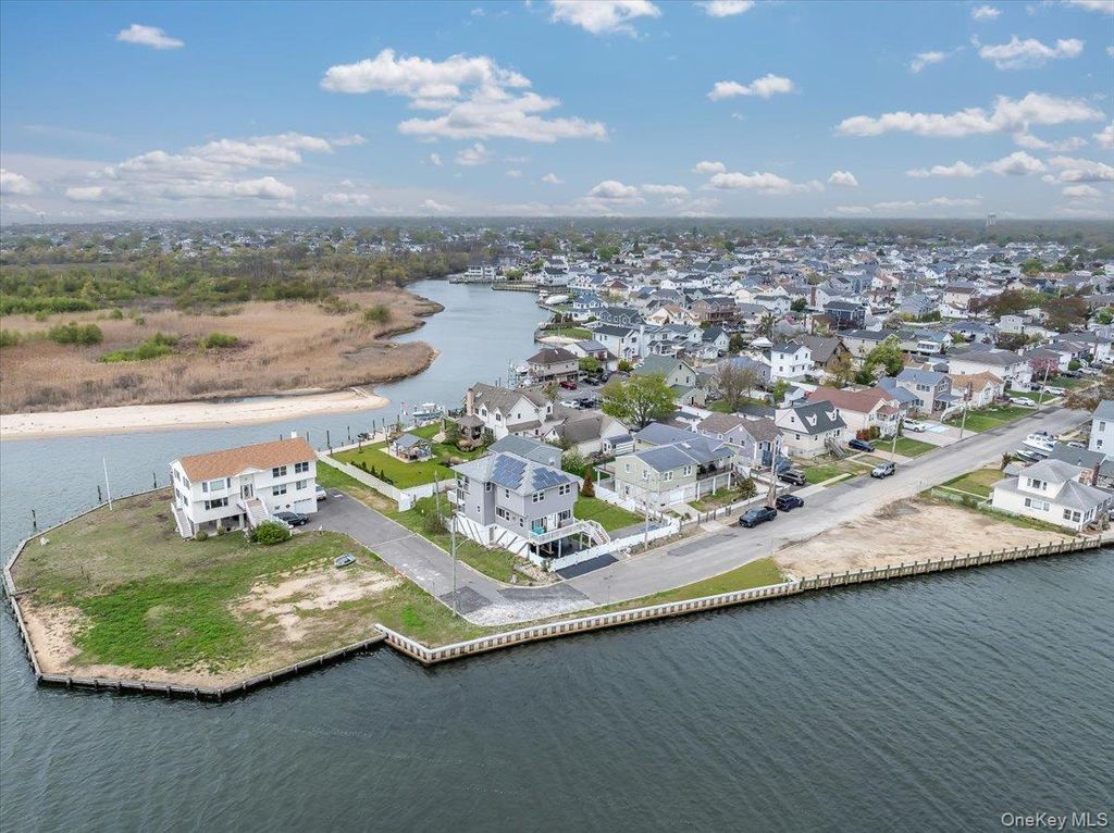Photo of 981 S 4th Street, Lindenhurst, NY 11757 (MLS # 997306)