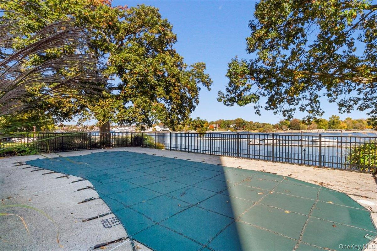 490 Bleeker Avenue 4L