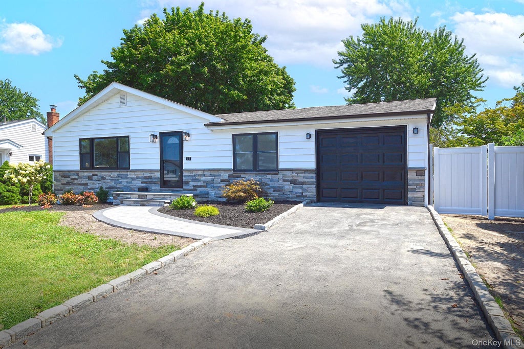 Photo of 15 Parkview Drive, Commack, NY 11725 (MLS # 1036159)