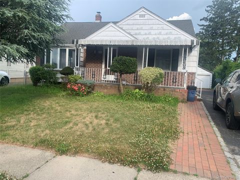 Homes For Sale - 54 Camden Place<br/> New Hyde Park, NY 11040
