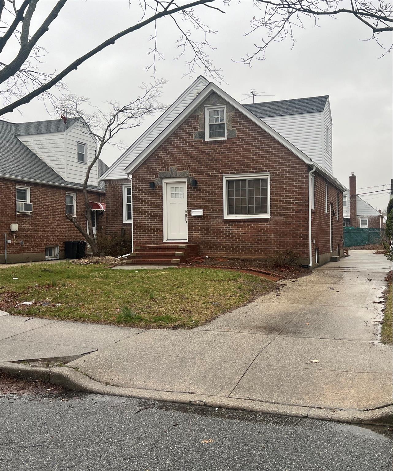 82-09 255 Street, Glen Oaks, New York image 1