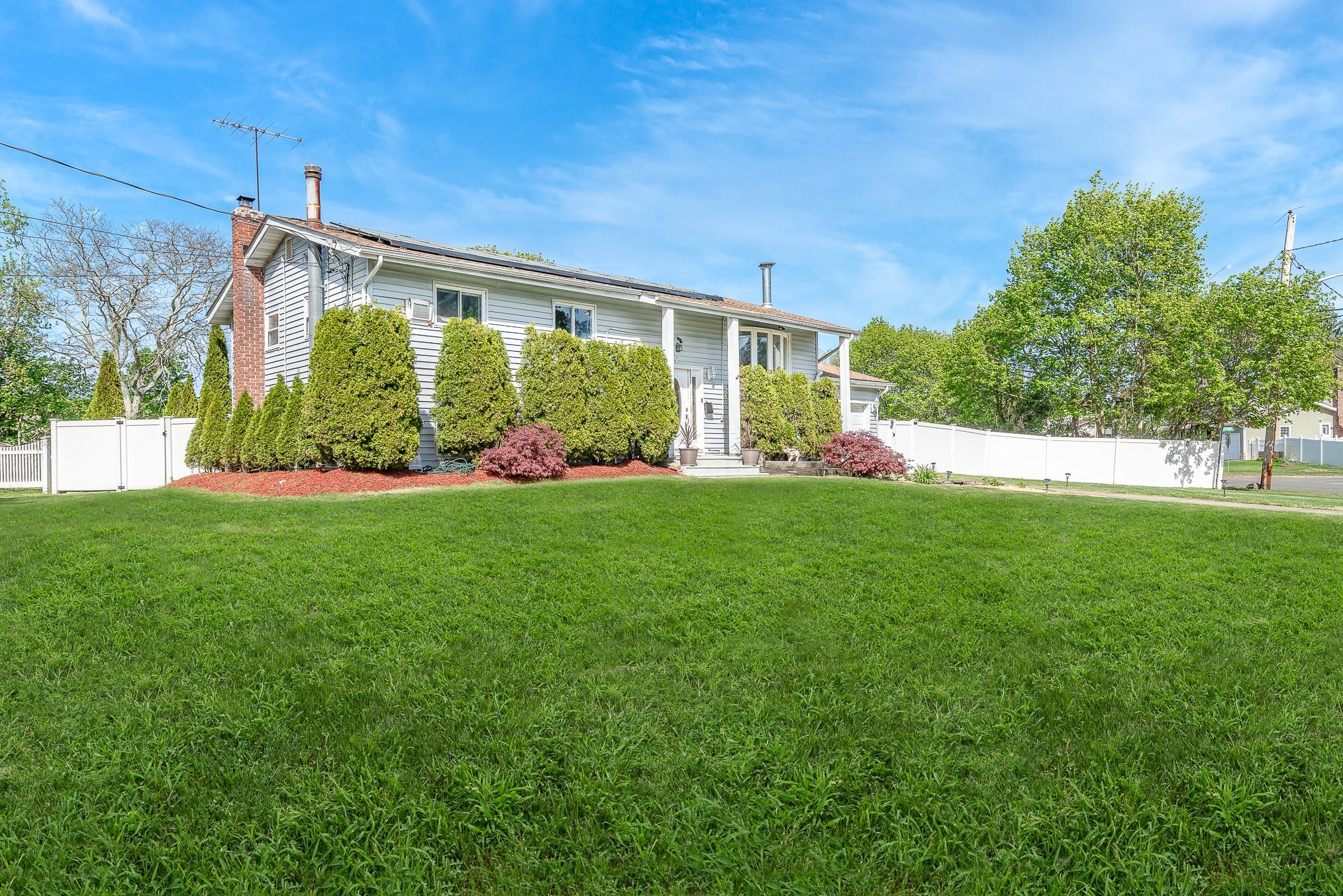 47 Briarwood Road, Wheatley Heights, New York image 4