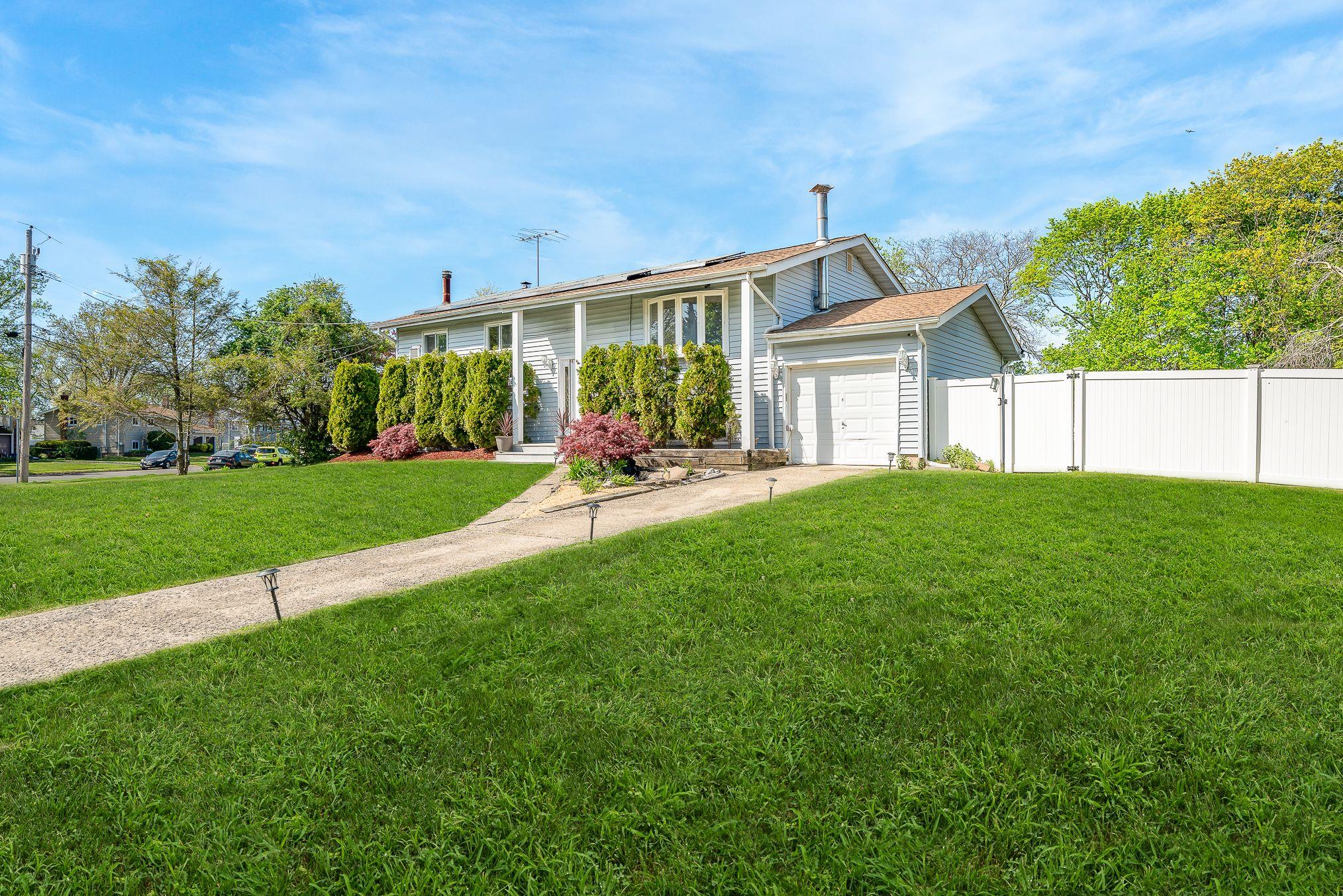 47 Briarwood Road, Wheatley Heights, New York image 3