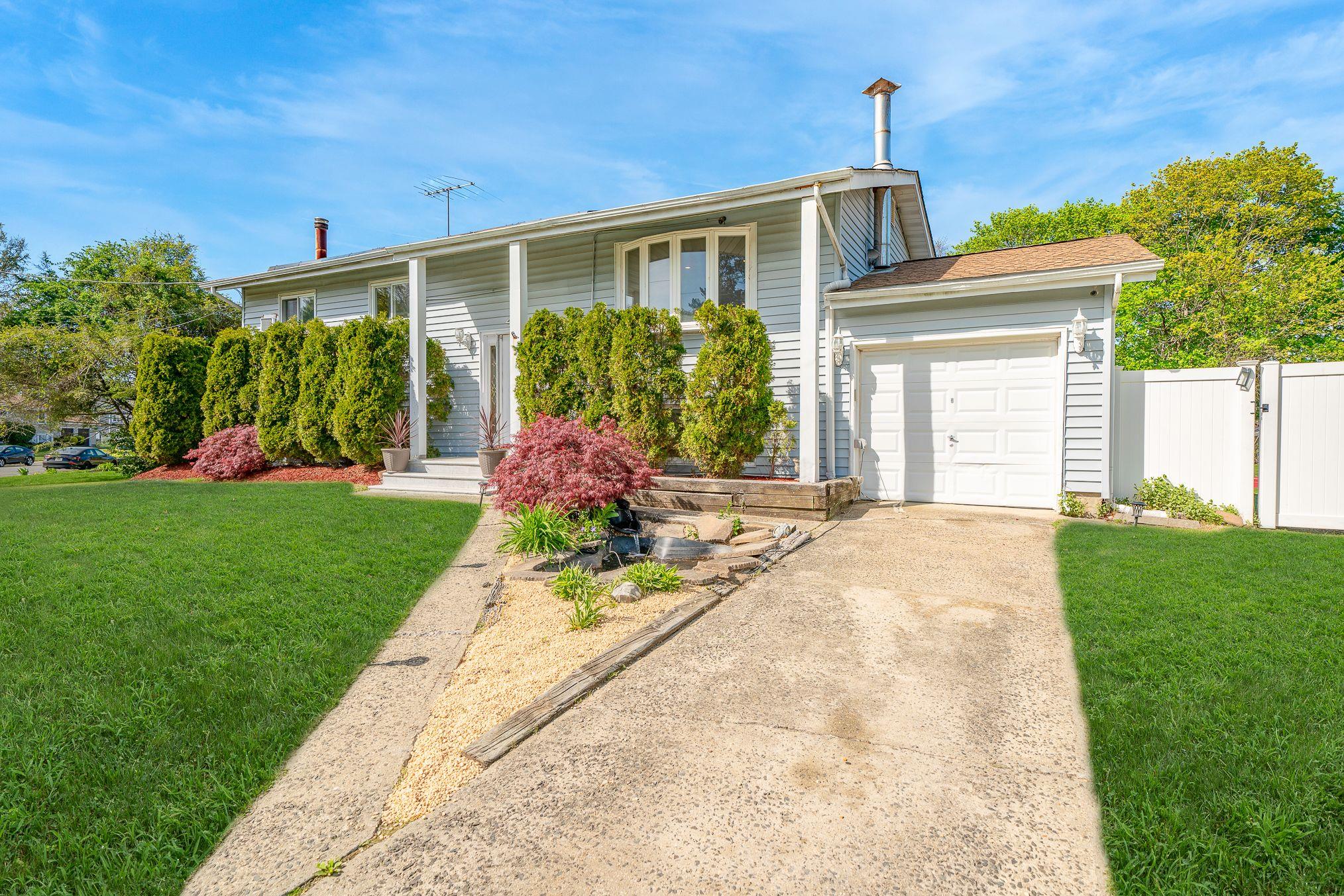 47 Briarwood Road, Wheatley Heights, New York image 2